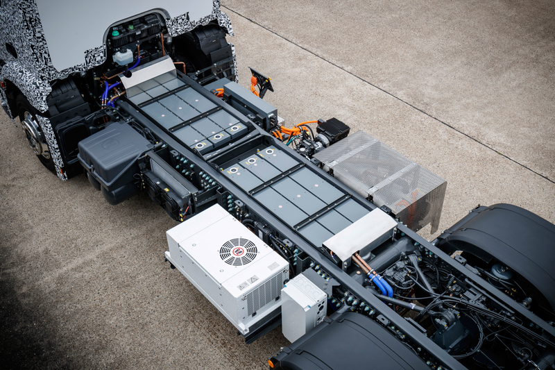 Illustration for article titled The First Electric Big Rig Is A 26-Ton Hauler From Mercedes With Zero Emissions